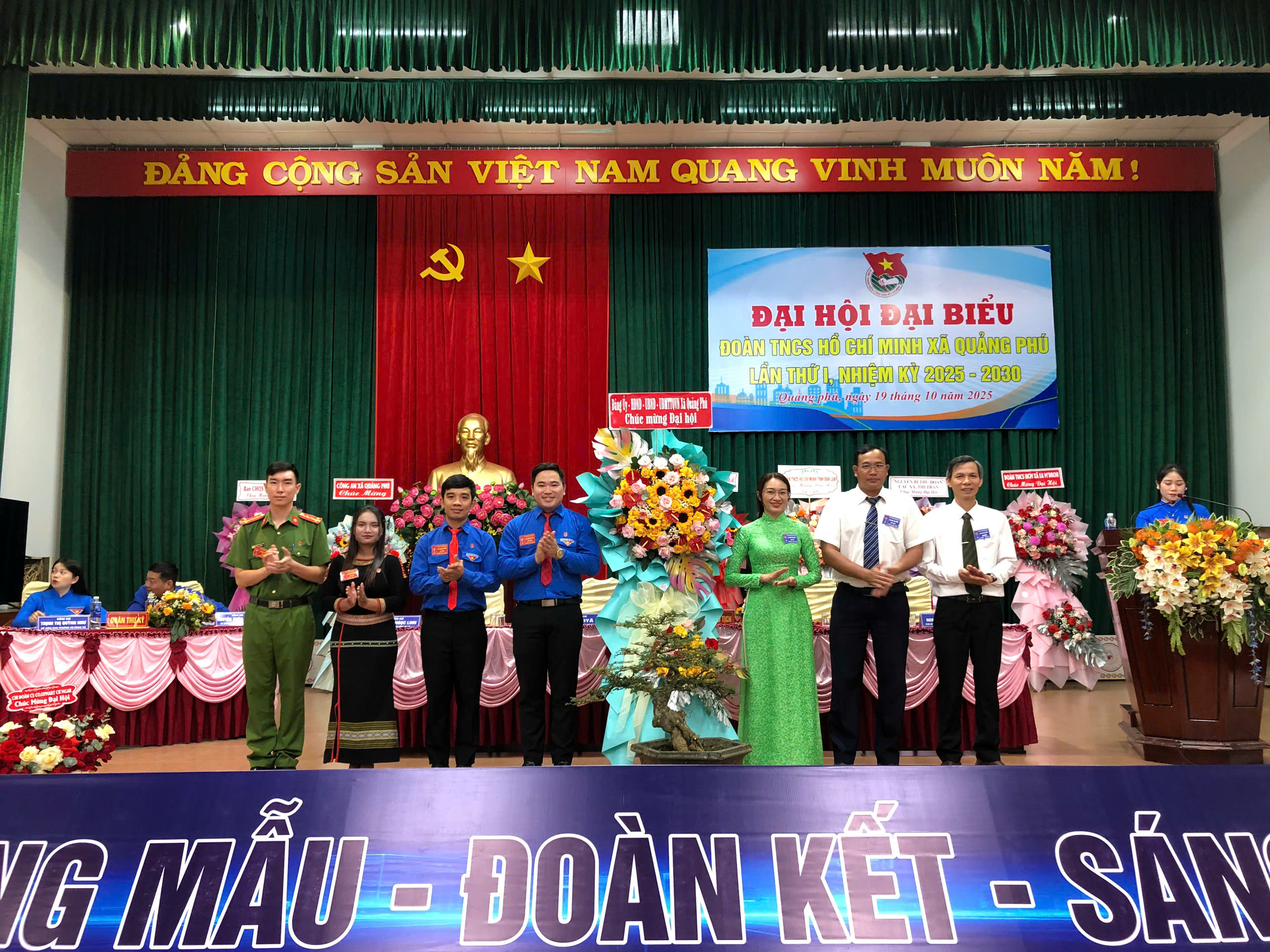 lanh dao xa tang hoa chuc mung